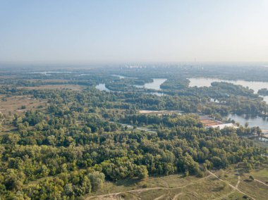 Hava aracı görüntüsü. Kiev 'deki Dinyeper Nehri.