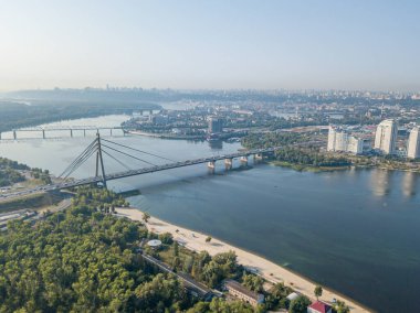 Kiev 'deki Dinyeper Nehri üzerindeki kuzey köprüsü. Hava aracı görünümü.