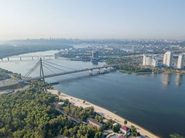 Kiev 'deki Dinyeper Nehri üzerindeki kuzey köprüsü. Hava aracı görünümü.