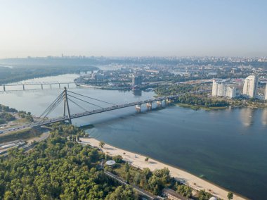 Kiev 'deki Dinyeper Nehri üzerindeki kuzey köprüsü. Hava aracı görünümü.