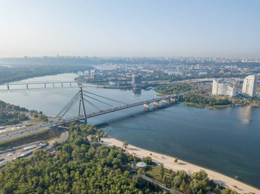 Kiev 'deki Dinyeper Nehri üzerindeki kuzey köprüsü. Hava aracı görünümü.
