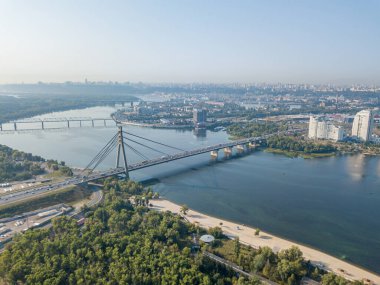 Kiev 'deki Dinyeper Nehri üzerindeki kuzey köprüsü. Hava aracı görünümü.