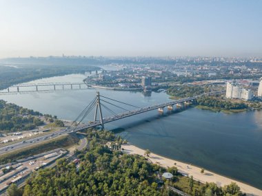 Kiev 'deki Dinyeper Nehri üzerindeki kuzey köprüsü. Hava aracı görünümü.