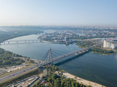 Kiev 'deki Dinyeper Nehri üzerindeki kuzey köprüsü. Hava aracı görünümü.