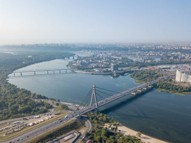 Kiev 'deki Dinyeper Nehri üzerindeki kuzey köprüsü. Hava aracı görünümü.