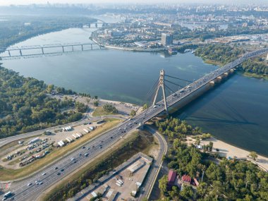 Kiev 'deki Dinyeper Nehri üzerindeki kuzey köprüsü. Hava aracı görünümü.