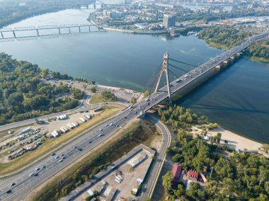 Kiev 'deki Dinyeper Nehri üzerindeki kuzey köprüsü. Hava aracı görünümü.