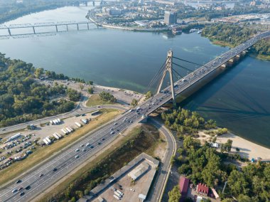 Kiev 'deki Dinyeper Nehri üzerindeki kuzey köprüsü. Hava aracı görünümü.