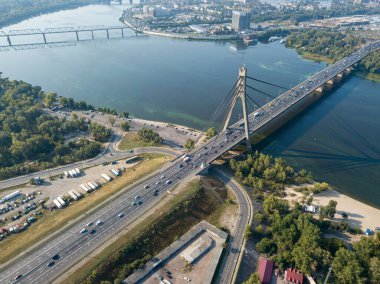 Kiev 'deki Dinyeper Nehri üzerindeki kuzey köprüsü. Hava aracı görünümü.