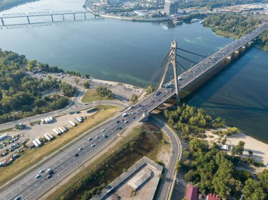 Kiev 'deki Dinyeper Nehri üzerindeki kuzey köprüsü. Hava aracı görünümü.