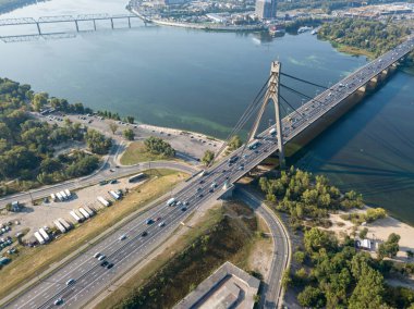 Kiev 'deki Dinyeper Nehri üzerindeki kuzey köprüsü. Hava aracı görünümü.