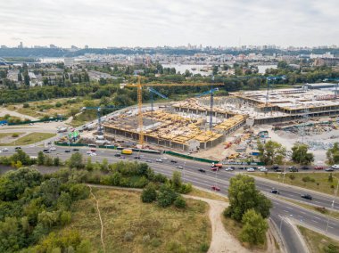 Hava aracı görüntüsü. Büyük bir alışveriş merkezi inşaatı