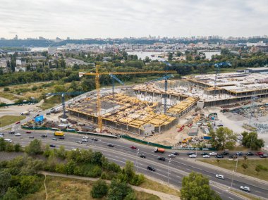 Hava aracı görüntüsü. Büyük bir alışveriş merkezi inşaatı