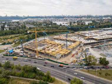 Hava aracı görüntüsü. Büyük bir alışveriş merkezi inşaatı
