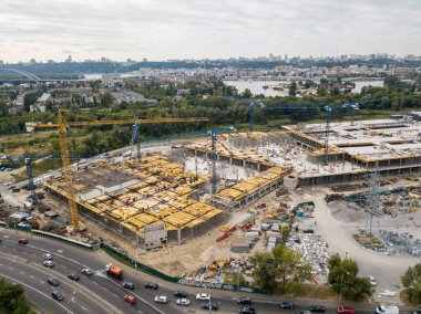Hava aracı görüntüsü. Büyük bir alışveriş merkezi inşaatı