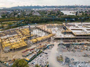 Hava aracı görüntüsü. Büyük bir alışveriş merkezi inşaatı