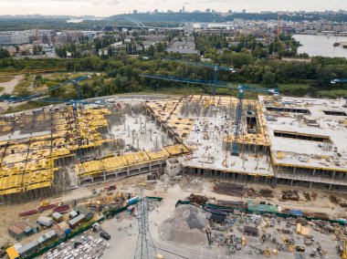 Hava aracı görüntüsü. Büyük bir alışveriş merkezi inşaatı