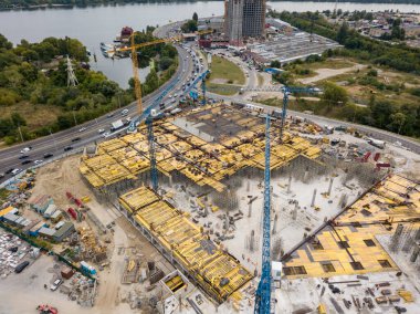 Hava aracı görüntüsü. Büyük bir alışveriş merkezi inşaatı