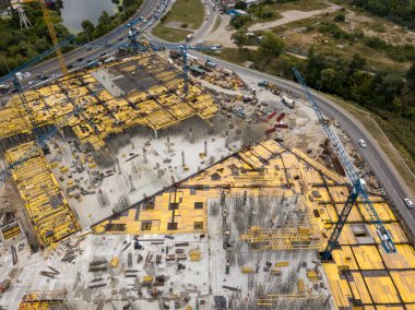 Hava aracı görüntüsü. Büyük bir alışveriş merkezi inşaatı