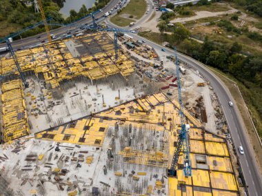 Hava aracı görüntüsü. Büyük bir alışveriş merkezi inşaatı