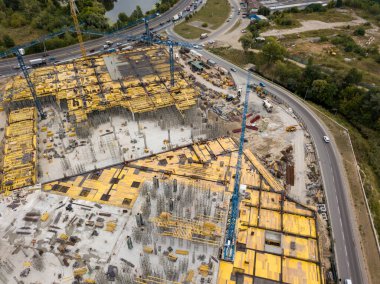 Hava aracı görüntüsü. Büyük bir alışveriş merkezi inşaatı