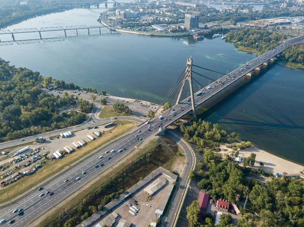 Kiev 'deki Dinyeper Nehri üzerindeki kuzey köprüsü. Hava aracı görünümü.