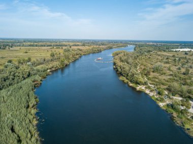 Hava aracı görüntüsü. Yeşil çayırlar arasında geniş bir nehrin kıvrımı. Güneşli yaz günü.