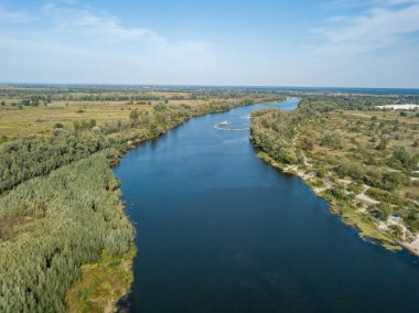 Hava aracı görüntüsü. Yeşil çayırlar arasında geniş bir nehrin kıvrımı. Güneşli yaz günü.