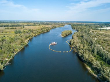 Hava aracı görüntüsü. Yeşil çayırlar arasında geniş bir nehrin kıvrımı. Güneşli yaz günü.