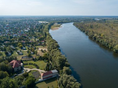 Hava aracı görüntüsü. Yeşil çayırlar arasında geniş bir nehrin kıvrımı. Güneşli yaz günü.