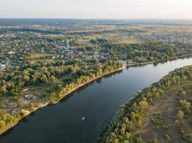 Hava aracı görüntüsü. Yeşil çayırlar arasında geniş bir nehrin kıvrımı. Güneşli yaz günü.