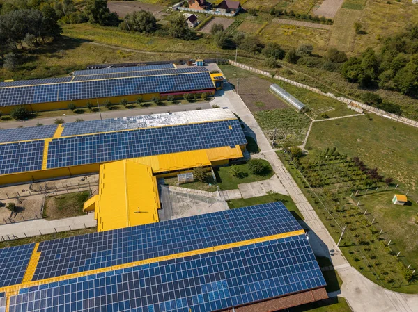 Hava aracı görüntüsü. Evlerin çatısında güneş enerjisi santrali.
