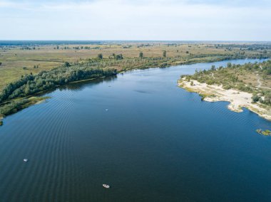 Hava aracı görüntüsü. Yazın güneşli bir günde köy nehri.