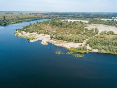 Hava aracı görüntüsü. Yazın güneşli bir günde köy nehri.