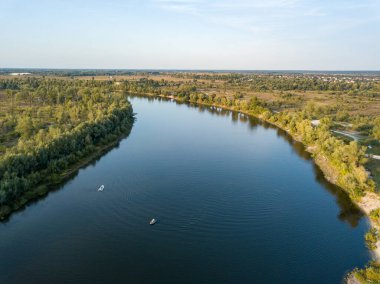 Hava aracı görüntüsü. Yazın güneşli bir günde köy nehri.