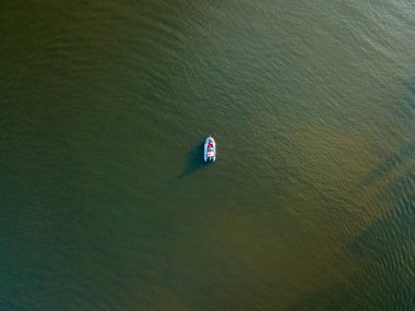 Hava aracı üst görüntüsü. Nehirde lastik motorlu tekne.
