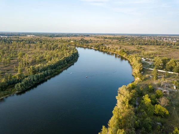 Hava aracı görüntüsü. Yazın güneşli bir günde köy nehri.