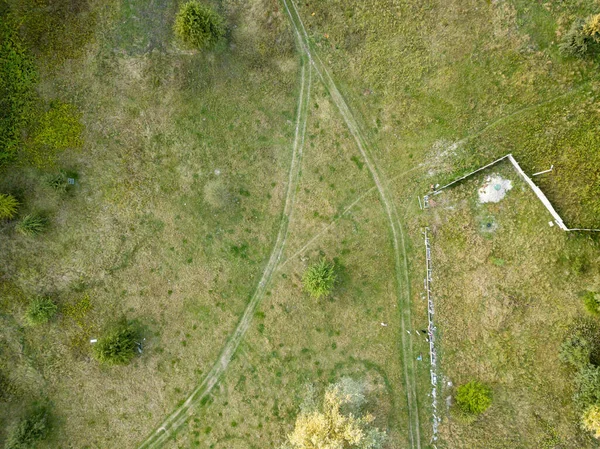 Brudna Droga Wśród Zielonych Łąk Letni Słoneczny Dzień Widok Drona — Zdjęcie stockowe