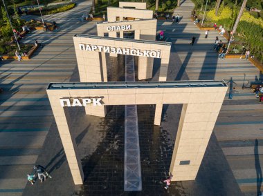 Hava aracı görüntüsü. Şehir parkındaki modern çeşme. Başlık: Partizan İhtişamı Parkı.