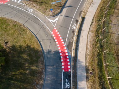 Hava aracı görüntüsü. Bisiklet şeridi işaretli otomobil yolu.