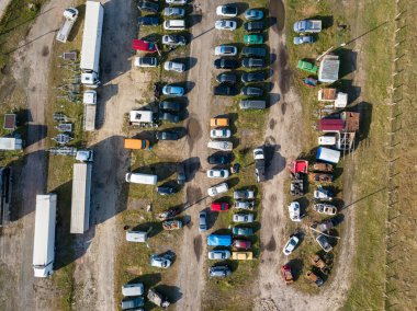 Araba parkı. Hava aracı üst görünümü.