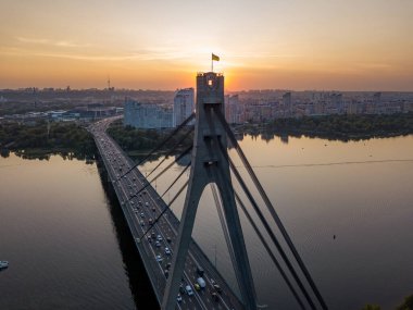 Hava aracı görüntüsü. Otomobil Kuzey Köprüsü Kiev 'de gün batımında.