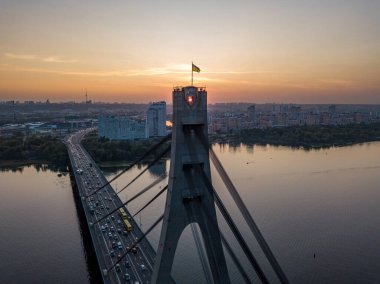 Hava aracı görüntüsü. Otomobil Kuzey Köprüsü Kiev 'de gün batımında.