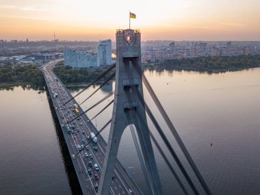 Hava aracı görüntüsü. Otomobil Kuzey Köprüsü Kiev 'de gün batımında.