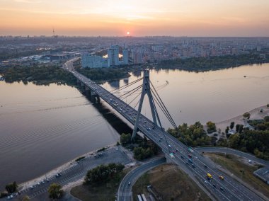 Hava aracı görüntüsü. Otomobil Kuzey Köprüsü Kiev 'de gün batımında.
