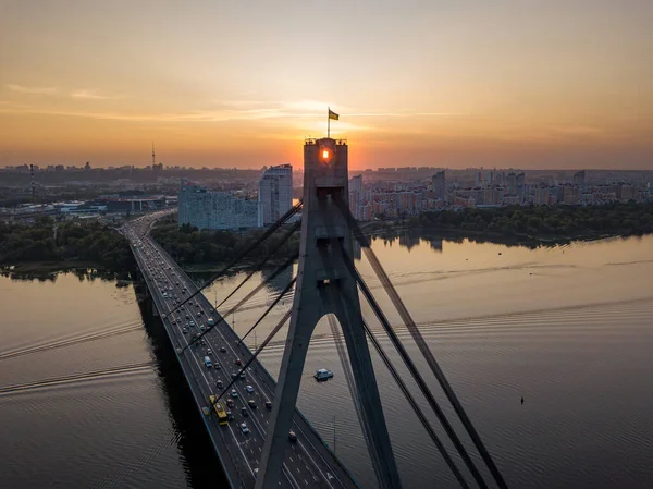 Hava Aracı Görüntüsü Otomobil Kuzey Köprüsü Kiev Gün Batımında — Stok fotoğraf