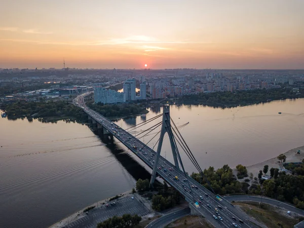 Hava Aracı Görüntüsü Otomobil Kuzey Köprüsü Kiev Gün Batımında — Stok fotoğraf