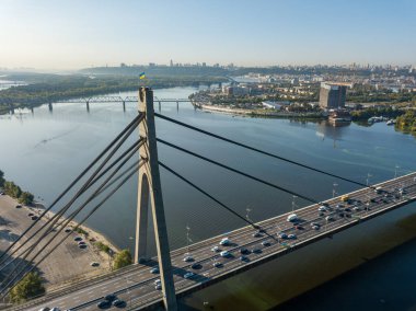 Hava aracı görüntüsü. Dinyeper Nehri 'nin karşısındaki Kiev' deki Otomobil Kuzey Köprüsü. Güneşli bir gün.