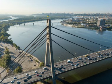 Hava aracı görüntüsü. Dinyeper Nehri 'nin karşısındaki Kiev' deki Otomobil Kuzey Köprüsü. Güneşli bir gün.