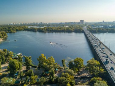 Hava aracı görüntüsü. Kiev 'deki Dinyeper nehrindeki motorlu tekne. Güneşli bir gün.